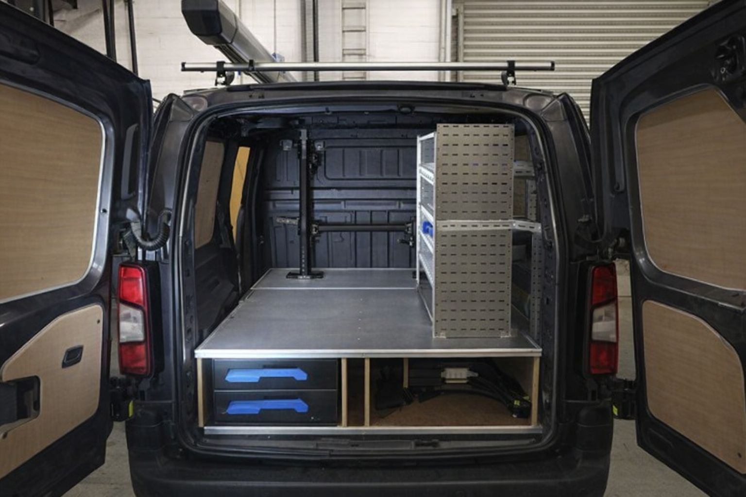 Innenausbau eines Transporters mit Regalsystem und Schubladen für Tour-Equipment.