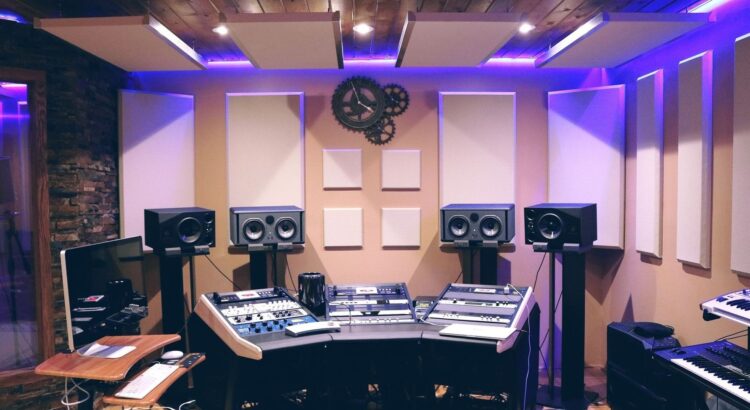 Heimstudio mit Lautsprechern und zahlreichen Akustikpaneelen an den Wänden
