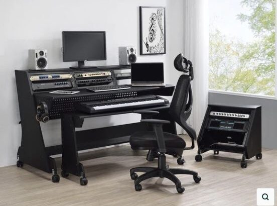 Tonstudio mit Mischpult, Monitoren und zentralem Studiostuhl