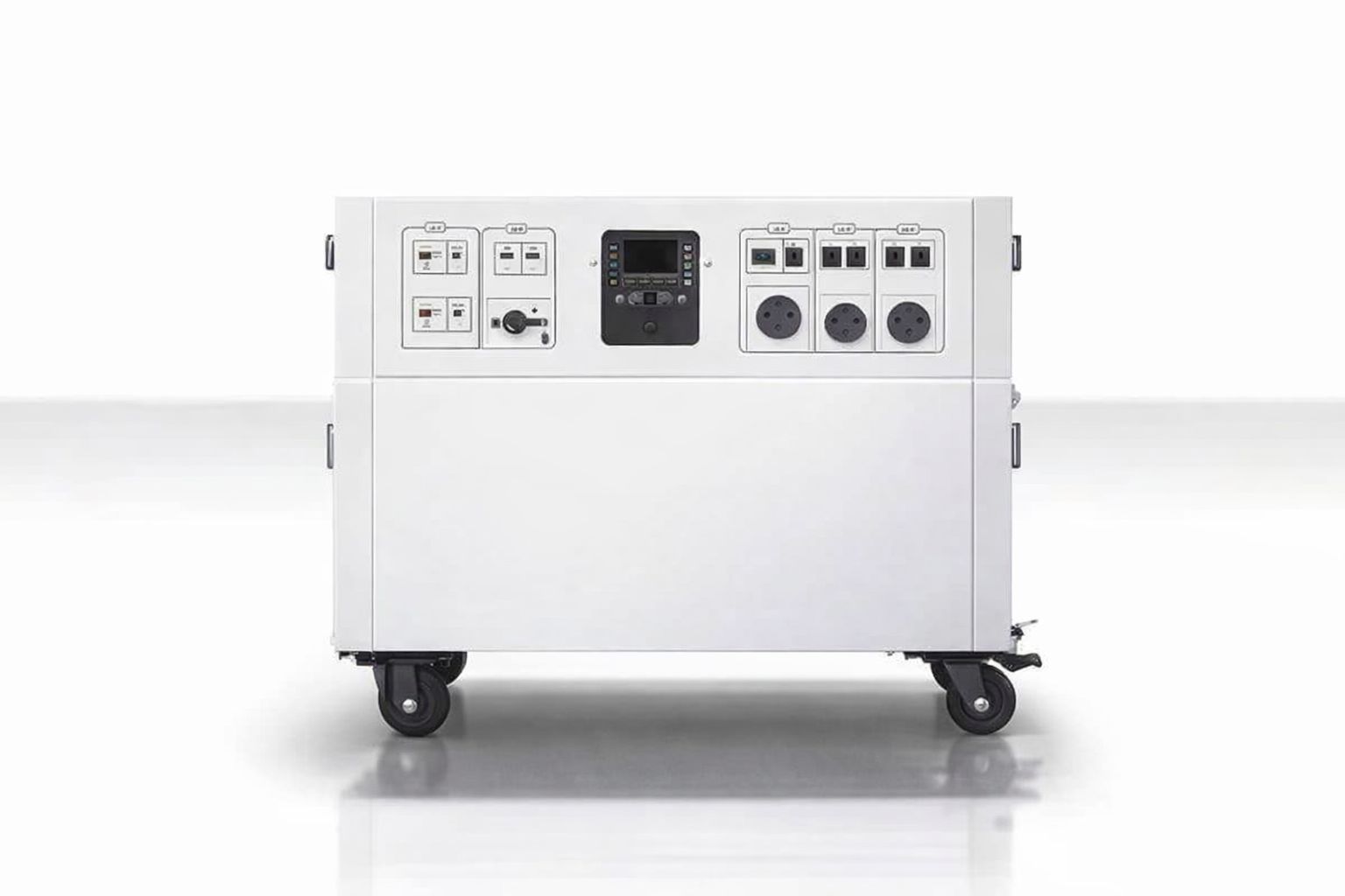 Ein weißer, fahrbarer Stromerzeuger für Konzerte und Touren auf weißem Hintergrund.